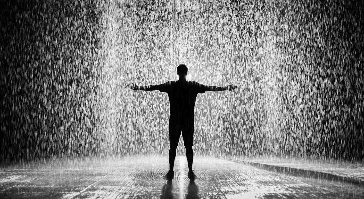 ilustrasi seseorang yang diguyur hujan (pexels.com/Aleksandar Pasaric)